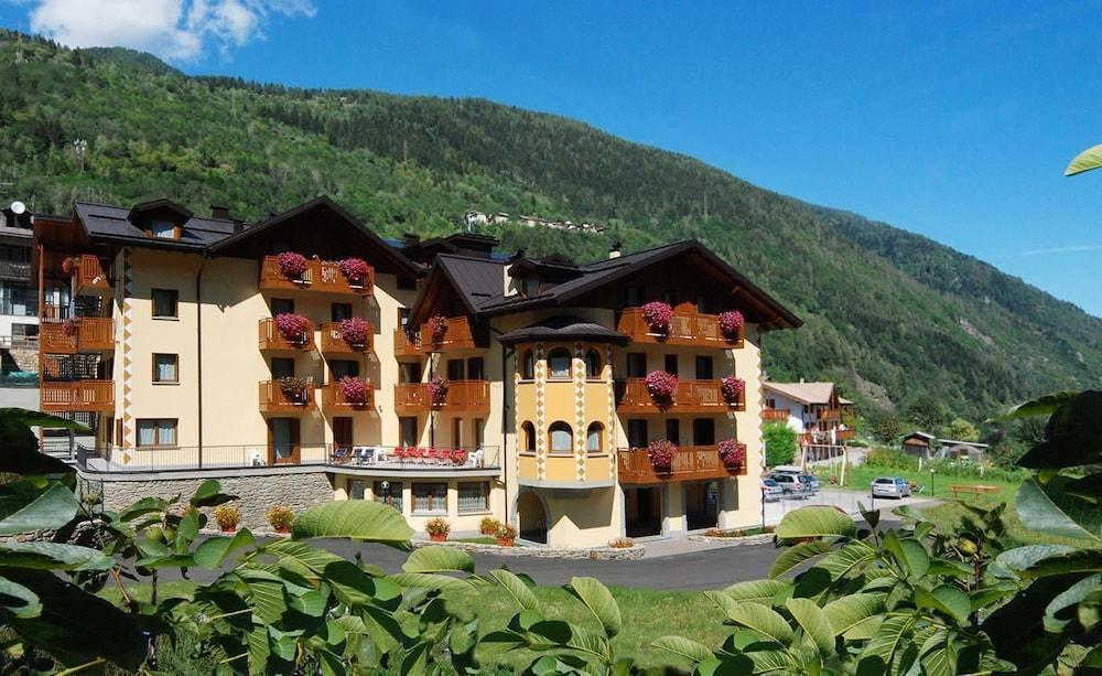 Gaia Residence Hotel Mezzana  Eksteriør billede