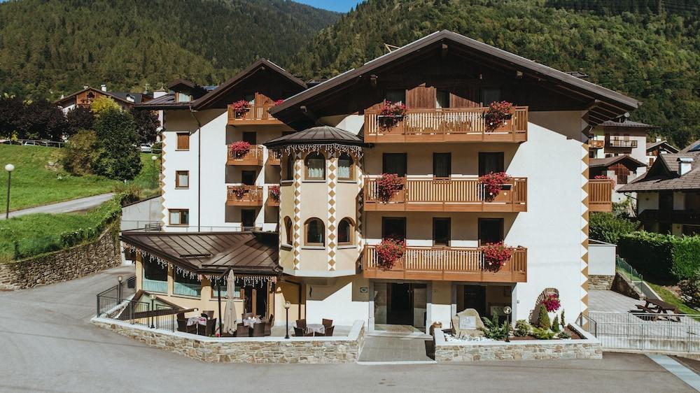 Gaia Residence Hotel Mezzana  Eksteriør billede