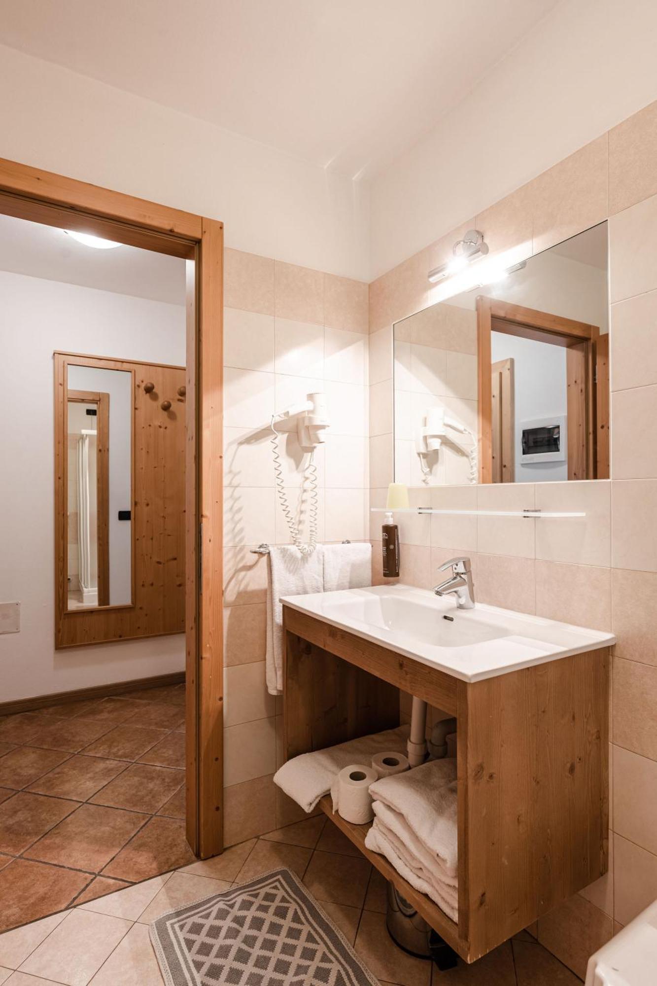 Gaia Residence Hotel Mezzana  Eksteriør billede